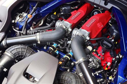  Ferrari Amalfi vẫn sử dụng động cơ V8 twin-turbo 3.9L F154 quen thuộc của Roma, tuy nhiên đã được tinh chỉnh lại nhằm tạo ra công suất 640 mã lực và mô-men xoắn 760 Nm. Xe có khả năng tăng tốc 0-100 km/h trong 3,3 giây, tốc độ tối đa hơn 320 km/h. 