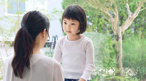  Khi biết phải rời xa cha mẹ nhịp tim và mức cortisol của trẻ tăng vọt, nỗi sợ tiềm ẩn hình thành. Ảnh minh họa: M&C. 