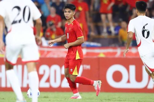 Lê Phát trong trận U20 Việt Nam thua CHDCND Triều Tiên 0-3 trên sân Việt Trì tối 31/8. Ảnh: Liên đoàn Bóng đá Việt Nam (VFF).