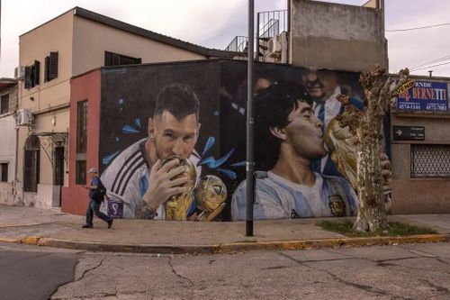 Lionel Messi trong trận chung kết World Cup 2026 gặp Tây Ban Nha tại New Jersey hồi tháng 7 (trái) và bức tranh tường tôn vinh hai huyền thoại dẫn dắt Argentina lên ngôi vô địch thế giới: Messi (2022) cùng Diego Maradona (1986) tại Buenos Aires. Ảnh: The New York Times.