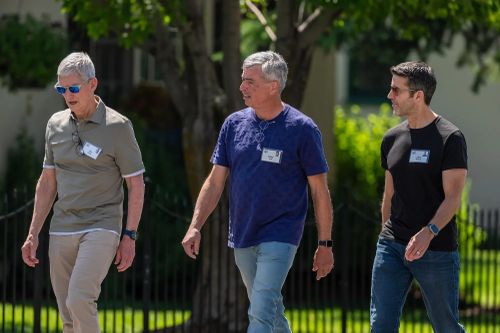 Từ trái sang: Tim Cook, Eddy Cue (Giám đốc Dịch vụ) và John Ternus. Ảnh: Bloomberg.