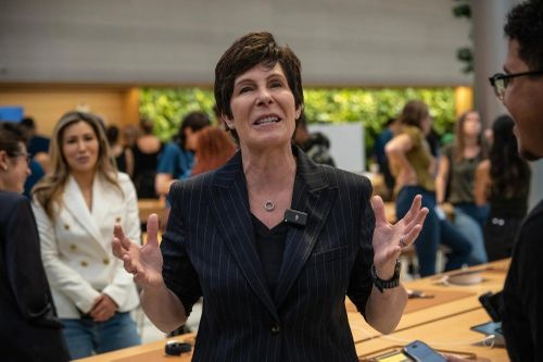 Deirdre O’Brien, Phó chủ tịch cấp cao Bán lẻ tại Apple. Ảnh: Bloomberg.