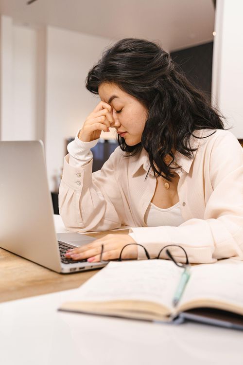 Khoảng giữa buổi chiều, năng lượng thường bắt đầu giảm, nhất là sau nhiều giờ tập trung làm việc và ít có thời gian nghỉ ngơi. Ảnh: AI25.Studio/Pexels.