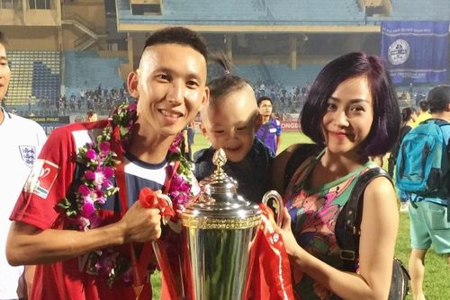 Gia đình Xuân Tú ăn mừng chức vô địch Cúp Quốc gia 2016. Ảnh: Phạm Thanh Thủy.
