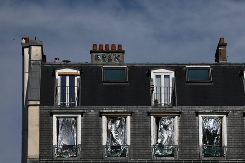  Người thuê phòng phải che chắn cửa sổ trong đợt nắng nóng ở Paris hồi tháng 6. Ảnh: Reuters. 