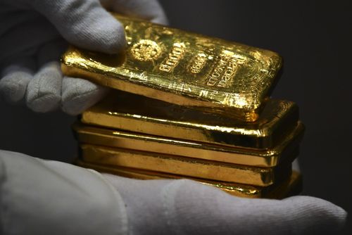 Giá vàng thế giới bất ngờ sụt giảm mạnh. Ảnh: Bloomberg.