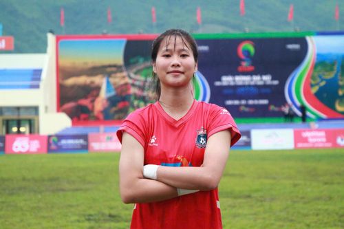 Thanh Lam, thủ môn đội bóng đá nữ Lục Yên, năm nay mới lên lớp 12.