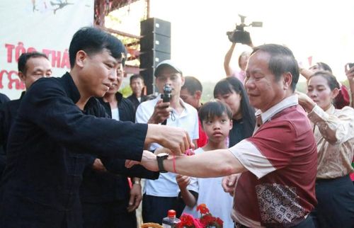 Sau phần nghi lễ, những sợi chỉ được buộc vào cổ tay người tham dự cùng những lời chúc về sức khỏe, may mắn và bình an. Không gian nghi lễ vừa trang nghiêm, vừa gần gũi, tạo cơ hội để người dân và du khách tìm hiểu sâu hơn về đời sống tinh thần của đồng bào Thái