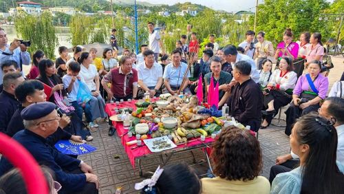 Tại buổi lễ, thầy cúng thực hiện các nghi thức truyền thống bên mâm lễ được chuẩn bị với nhiều món ăn đặc trưng của đồng bào Thái như thủ lợn, gà, cá nướng, xôi nếp, bánh chưng gù