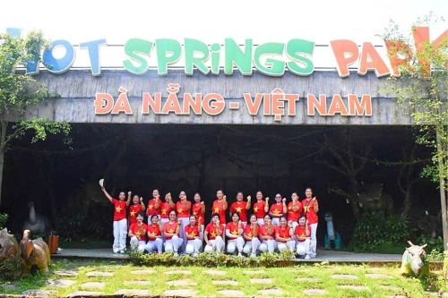 Du khách vui chơi giải trí tại Khu du lịch Công viên suối khoáng nóng Núi Thần Tài