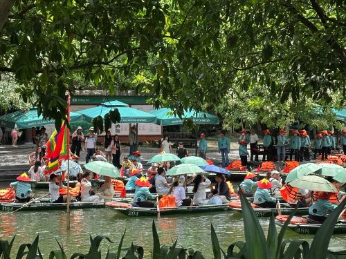 Khu du lịch sinh thái Tràng An lượng khách đổ về ngay từ sáng sớm