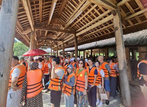 Du khách nườm nượp đổ về bến thuyền Thung Nham ngắm vườn chim hoang dã đẹp và lớn nhất miền Bắc