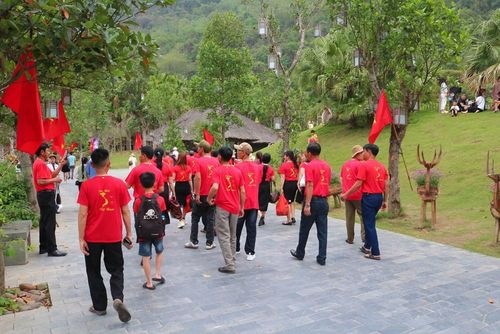Sắc đỏ của cờ hoa trang trí kèm áo cờ đỏ sao vàng của du khách làm rạng rỡ các khu, điểm du lịch trên địa bàn tỉnh Ninh Bình