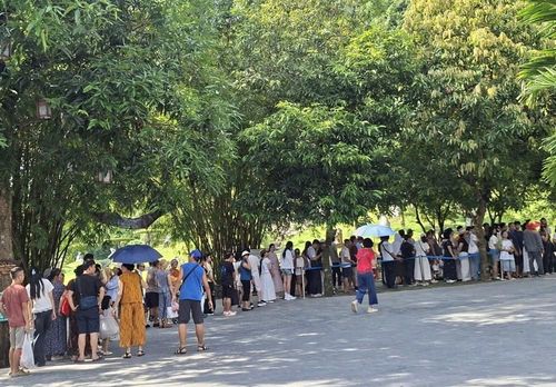 Mặc dù lượng khách đông nhưng không có tình trạng chen lấn, xô đẩy, mất an ninh trật tự