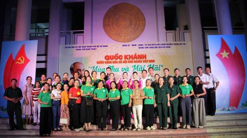 Các đại biểu và nghệ sĩ chụp ảnh lưu niệm