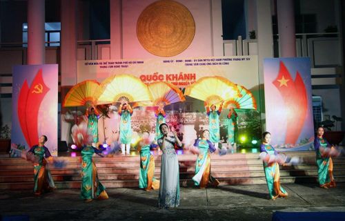 Ca sĩ Trúc Lai và Nhóm múa ViVa thể hiện tiết mục "Bài ca thống nhất"