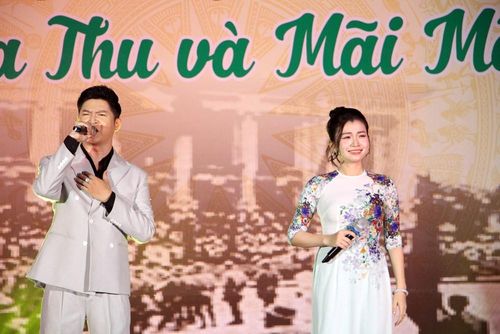 Ca sĩ Leo Minh Tuấn và Trúc Lai thể hiện "Hành khúc ngày và đêm"