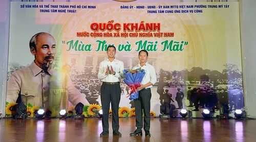 Đại diện Trung tâm Cung ứng Dịch vụ Công phường Trung Mỹ Tây tặng hoa cám ơn đến đại diện Trung tâm Nghệ thuật TP.HCM