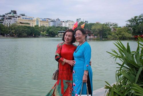 Nhiều người diện áo dài xuống phố, tranh thủ lưu giữ những khoảnh khắc đẹp trong không khí rộn ràng của ngày Quốc khánh 2.9