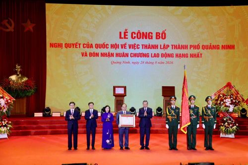 Tổng Bí thư, Chủ tịch nước Tô Lâm trao Huân chương Lao động hạng Nhất cho Đảng bộ, chính quyền và nhân dân thành phố Quảng Ninh