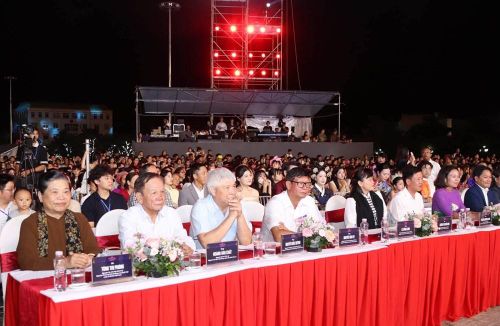 Dự chương trình có nguyên Ủy viên Bộ Chính trị, nguyên Phó Chủ tịch Thường trực Quốc hội Tòng Thị Phóng; lãnh đạo, nguyên lãnh đạo tỉnh Sơn La cùng đại diện các sở, ban, ngành và đông đảo người dân, du khách