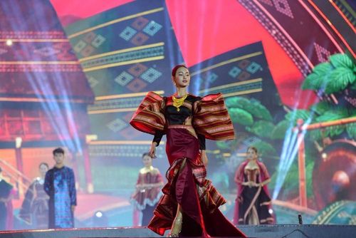 Đêm hội cũng tạo nên cuộc gặp gỡ giữa thổ cẩm với thời trang và nghệ thuật đương đại. Những bộ sưu tập lấy cảm hứng từ họa tiết, chất liệu thổ cẩm được trình diễn xen kẽ các ca khúc trẻ như “Người miền núi chất”, “À Lôi”, “Kén cá chọn canh”, mang đến không gian vừa gần gũi, vừa mới mẻ