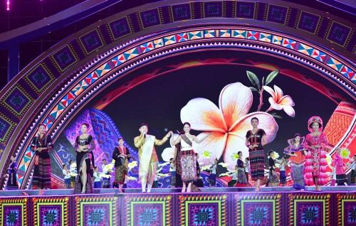 Các tiết mục “Sợi đất dệt hoa”, “Bức tranh thổ cẩm” mở ra không gian văn hóa đa sắc, nơi những đường nét, hoa văn và sắc màu truyền thống được tái hiện bằng âm nhạc, vũ đạo, hoạt cảnh và trình diễn thời trang
