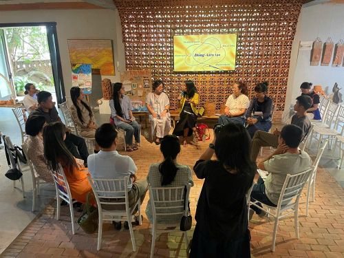 Các chuyên gia và người tham dự cùng chia sẻ, trao đổi tại chương trình tập huấn