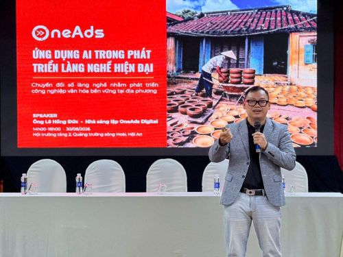 Chuyên gia trình bày về ứng dụng trí tuệ nhân tạo trong tiếp thị và vận hành trên môi trường số