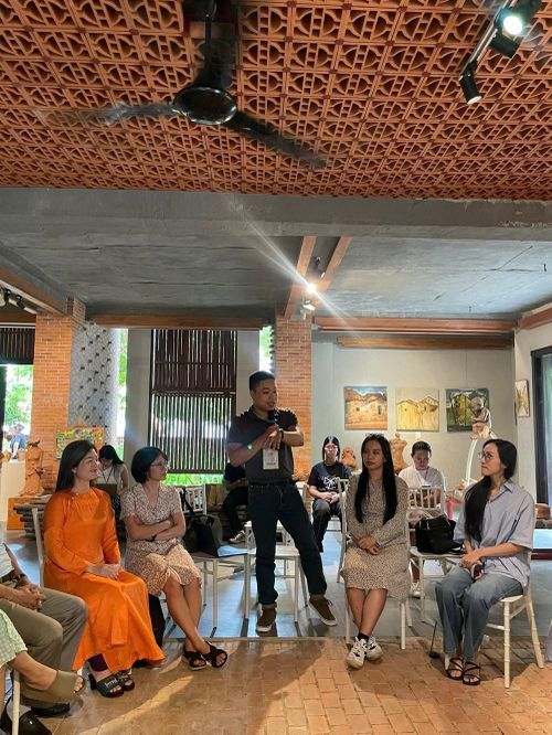 Không gian thực tế tại Công viên Đất nung Thanh Hà làm chất liệu trực tiếp cho tập huấn