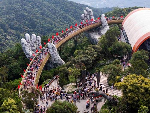 Cầu Vàng trên đỉnh Bà Nà Hills hút khách dịp nghỉ lễ Quốc khánh 2.9. Ảnh: Đức Hoàng