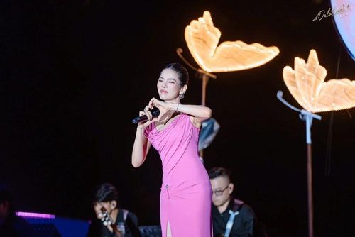 Nổi tiếng với dòng nhạc trữ tình, bolero, Lệ Quyên đem đến liveshow "Đi qua thương nhớ" những ca khúc như "Thu sầu", "Giá như anh là em"... Ảnh: BTC cung cấp