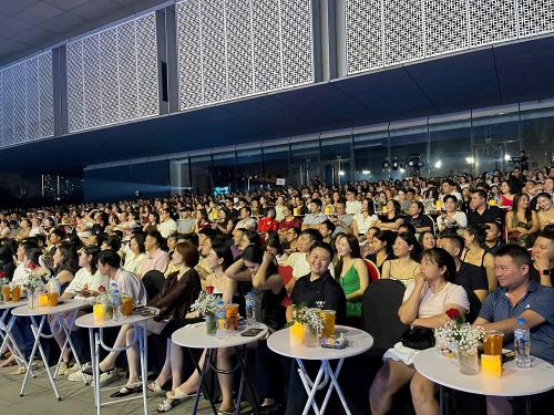 Liveshow "Đi qua thương nhớ" có gần 2000 vé được Ban tổ chức công bố đã kín chỗ từ rất sớm. Ảnh: Thùy Chi