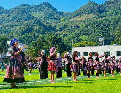 Không chỉ theo dõi, người dân và du khách còn có cơ hội trực tiếp tham gia, trải nghiệm ném pao, qua đó cảm nhận rõ hơn nhịp sống và những nét văn hóa đặc trưng của đồng bào Mông trên cao nguyên