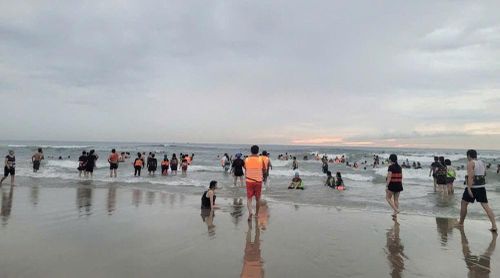 Lực lượng cứu hộ biển Mỹ Khê kịp thời tiếp cận du khách gặp nạn