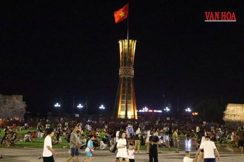 Từ sớm, khu vực Quảng trường Võ Nguyên Giáp đã đông người tập trung
