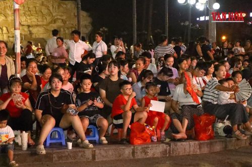 Tại vỉa hè xung quanh khu vực diễn ra chương trình đã chật kín người từ sớm