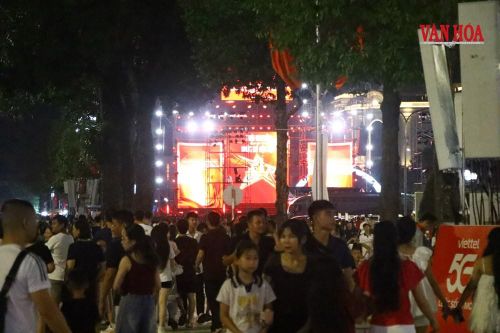 Biển người đổ về khu vực phường trung tâm Thái Nguyên tham gia chương trình biểu diễn nghệ thuật đặc sắc