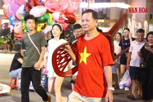 Người dân chủ động mang theo ghế để ngồi theo dõi chương trình