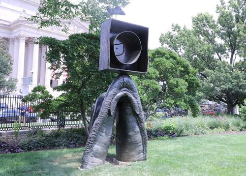 Tác phẩm “Personnage Gothique, Oiseau-Éclair” (Nhân vật Gothic, Chim-Chớp) của họa sĩ Tây Ban Nha Joan Miró, được sáng tác dưới dạng mẫu năm 1974 và đúc bằng đồng năm 1977, nổi bật với những hình khối tưởng như rời rạc được kết hợp thành một hình tượng kỳ lạ, đậm chất siêu thực