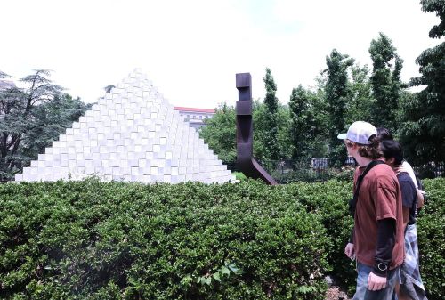 Chỉ cần một vòng đi bộ quanh khu vườn, du khách có thể lần lượt bắt gặp những tác phẩm điêu khắc nổi tiếng, những mảng cây xanh, mặt nước và nhịp sống đời thường của Washington – một cách rất khác để cảm nhận thủ đô nước Mỹ.
