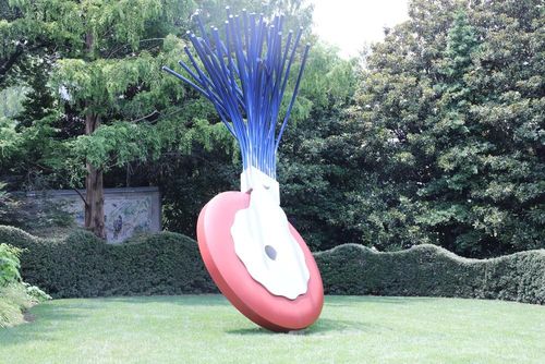 Tác phẩm “Typewriter Eraser, Scale X” (Cục tẩy máy đánh chữ) của hai nghệ sỹ Claes Oldenburg và Coosje van Bruggen, được tạo mẫu năm 1998 và hoàn thiện năm 1999