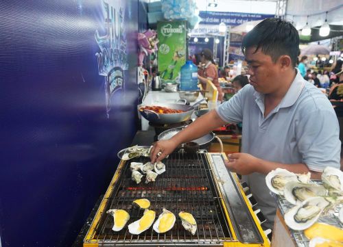 Đầu bếp đến từ Phan Thiết, tỉnh Lâm Đồng chế biến các món hải sản trong "Ngày hội văn hóa ẩm thực" tại Huế. Ảnh: Nguyên Lý-TTXVN
