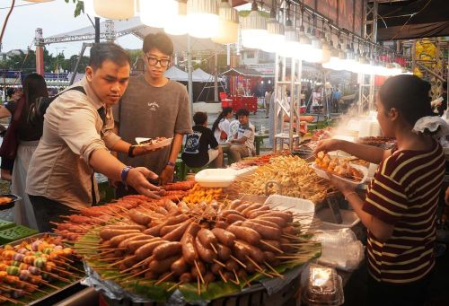 Du khách chọn mua các món ăn tại "Ngày hội văn hóa ẩm thực" ở thành phố Huế. Ảnh: Nguyên Lý-TTXVN