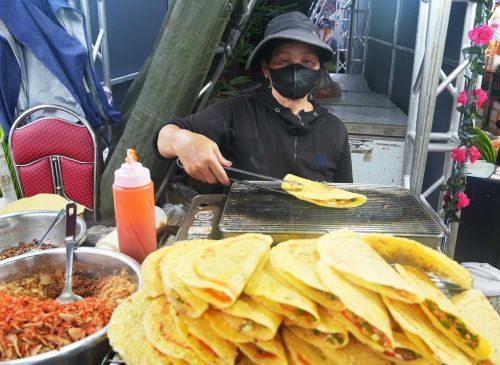Món bánh tráng nướng của Đà Lạt, tỉnh Lâm Đồng trong "Ngày hội văn hóa ẩm thực" tại thành phố Huế. Ảnh: Nguyên Lý-TTXVN