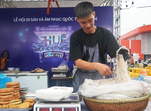 Đầu bếp chuẩn bị món "Bánh cuốn Thanh Trì Hà Nội", trong "Ngày hội văn hóa ẩm thực" tại Huế. Ảnh: Nguyên Lý-TTXVN
