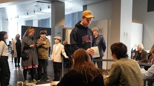 Cử tri Iceland đi bỏ phiếu tại thủ đô Reykjavik. (Ảnh: TÂN HOA XÃ)