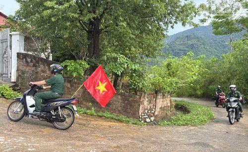 Lực lượng Bộ đội Biên phòng Sơn La dùng xe máy chở loa tuyên truyền lưu động tại các bản khu vực biên giới về giữ gìn an ninh trật tự trong những ngày nghỉ lễ. (Ảnh: THÙY DƯƠNG)