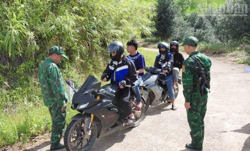 Cán bộ, chiến sĩ Đồn Biên phòng Mường Cai tuần tra, kiểm soát, bảo đảm an ninh trật tự trên địa bàn. (Ảnh: QUÀNG HÙNG)