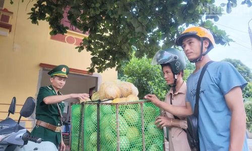 Cán bộ Đồn Biên phòng Cửa khẩu Chiềng Khương kiểm tra, kiểm soát người qua lại khu vực cửa khẩu. (Ảnh: THÙY DƯƠNG)